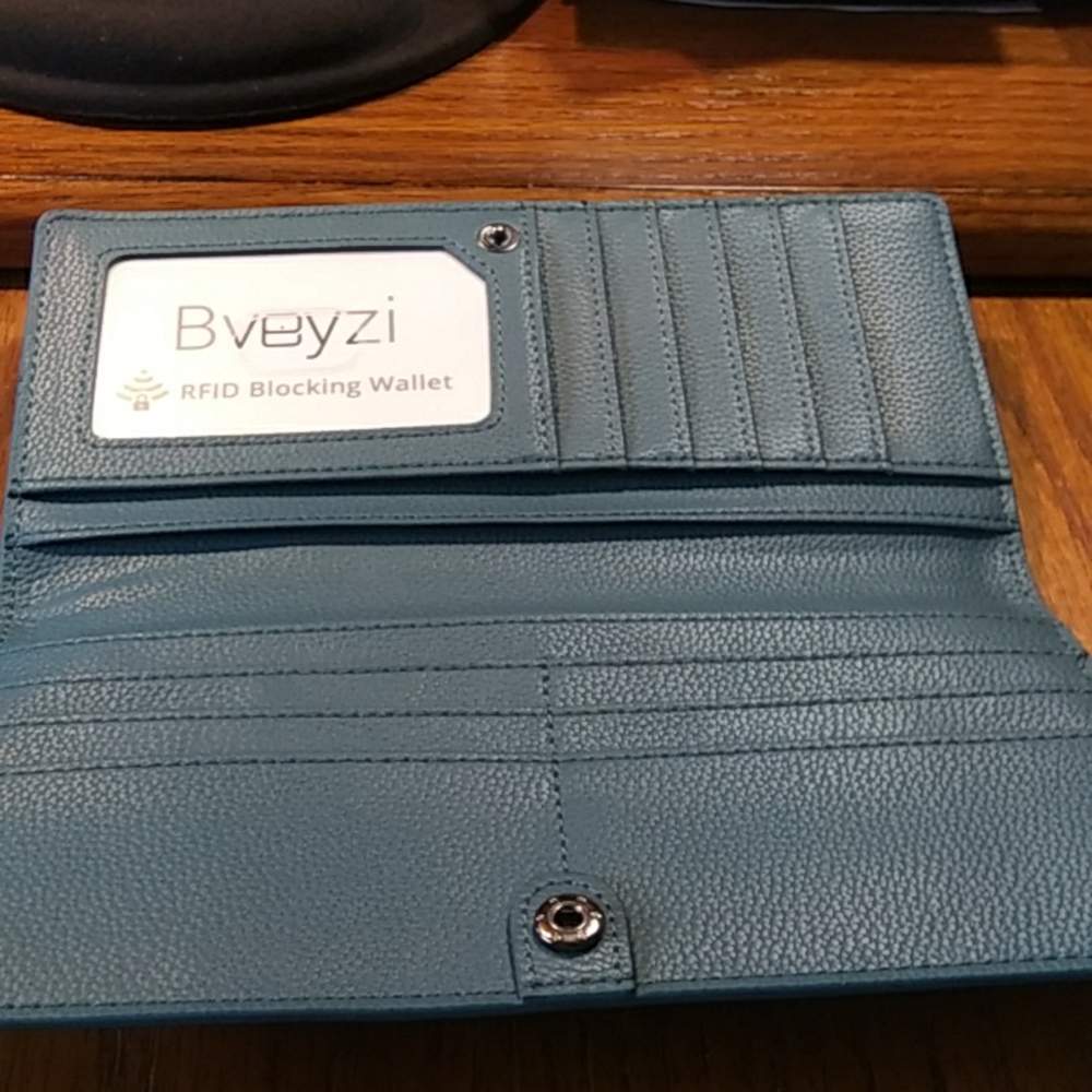 Ultra slim cowhide leather RFID blocking credit card holder. Bi fold clutch